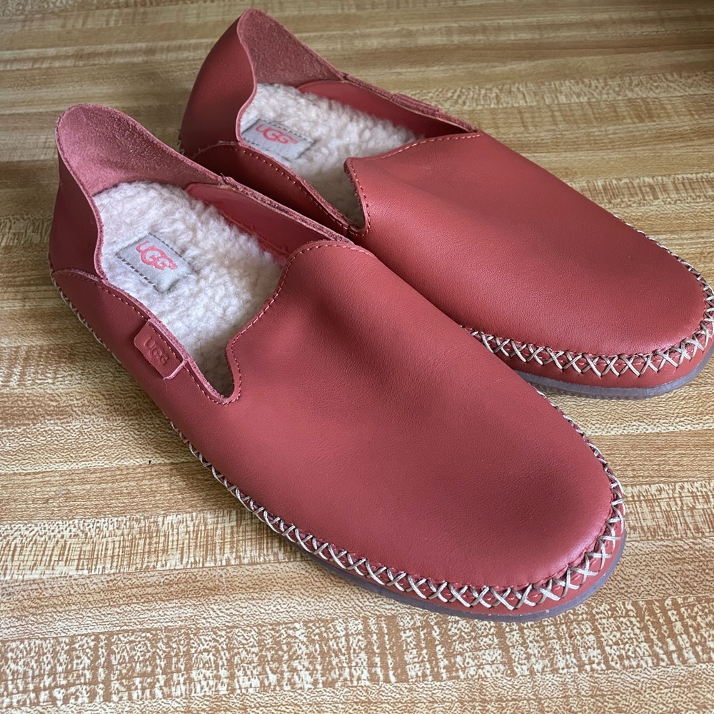 UGG Women’s Moccasins Slippers size 6 NEW